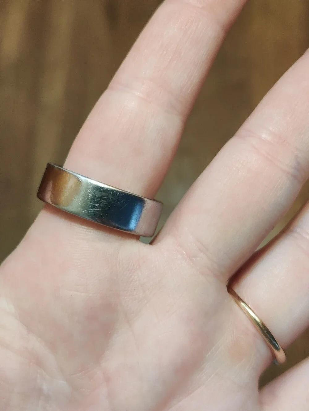 Silver Oura Ring Generation 4 Size 12 and charging base